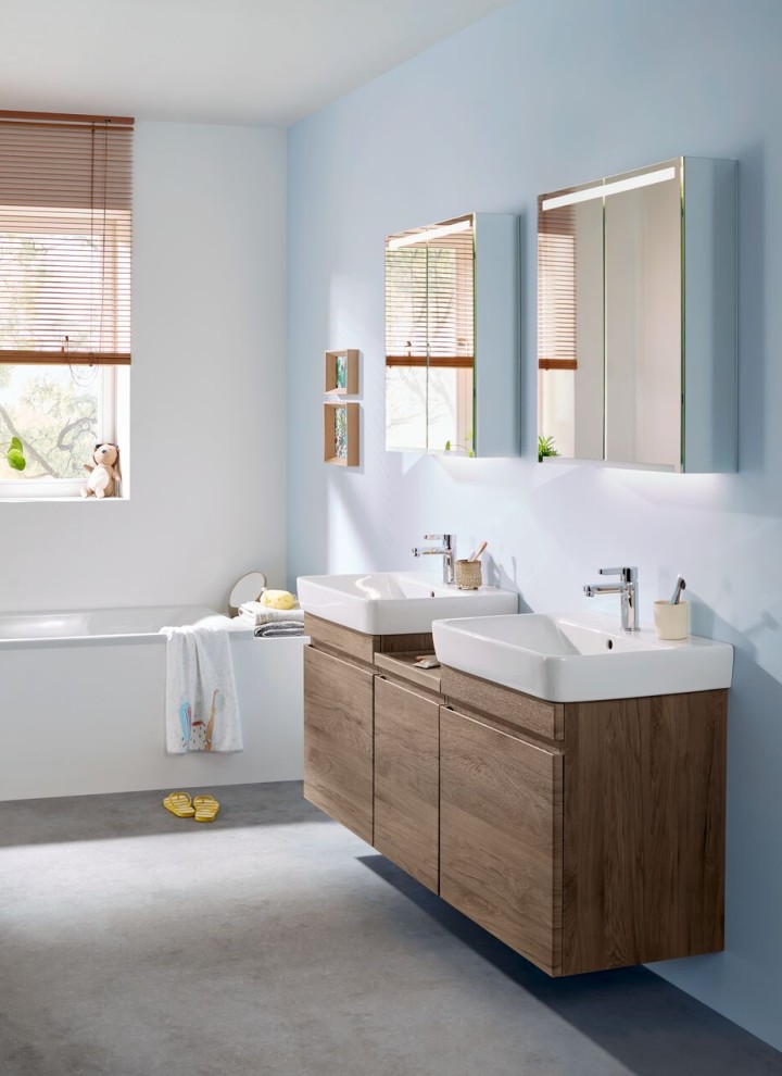 Kúpeľňa Renova Plan s dvoma umývadlami vrátane umývadlových skriniek a nízkej skrinky z dreva hickory