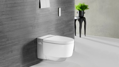 Geberit AquaClean Mera Comfort v chrómovej farbe s nádržkou Sigmou