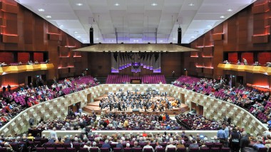 Vo veľkej koncertnej sále sa konajú hudobné vystúpenia všetkých štýlov (© Plotvis and Kraaijvanger Architecten)
