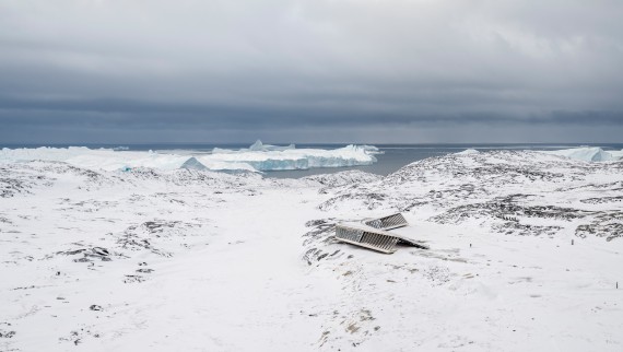 Centrum Ice Fjord je jedinou budovou uprostred ľadovej krajiny (© Adam Mørk)