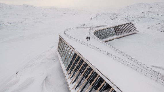 Strecha centra Ice Fjord je zároveň terasou (© Adam Mørk)